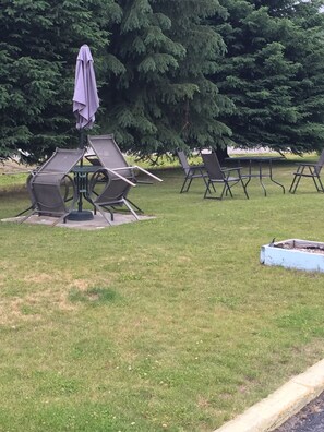 BBQ/picnic area - Evening Star Motel (Greenwood)