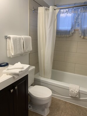 Familiesuite, ikke-røyk, tekjøkken (1 Queen Bed , 1 Double Bed, 1 Single ) | Dusj på badet