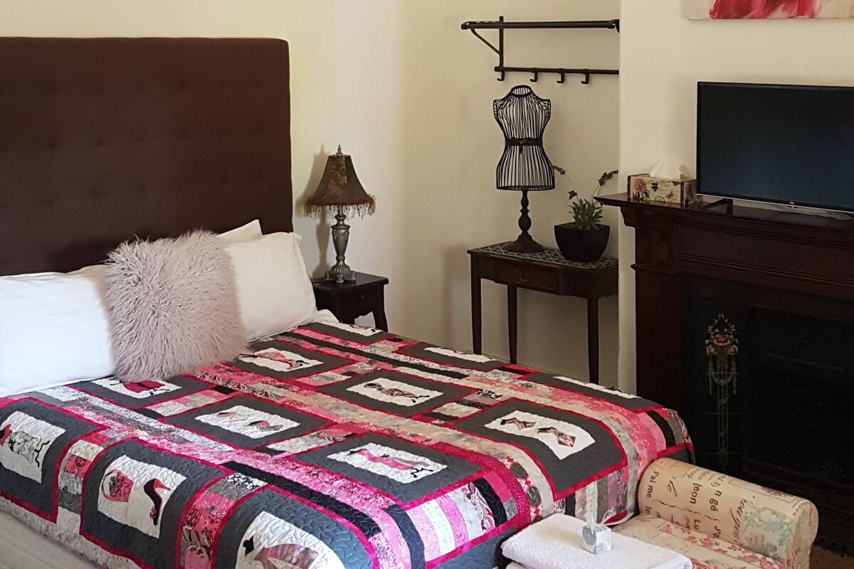 Suite, 1 Queen Bed | Individually decorated, individually furnished, iron/ironing board