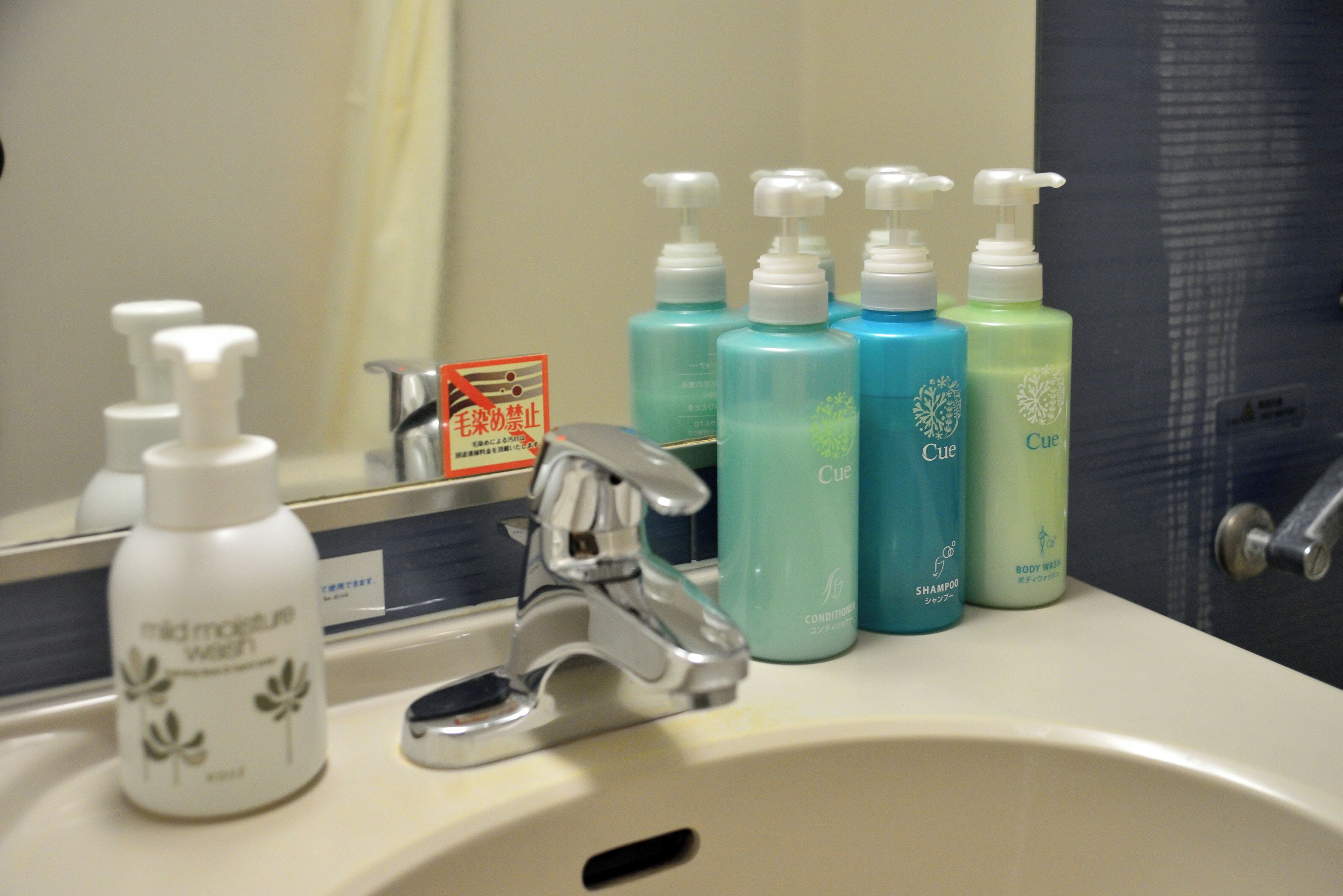 combined shower/bathtub, deep-soaking bathtub, free toiletries