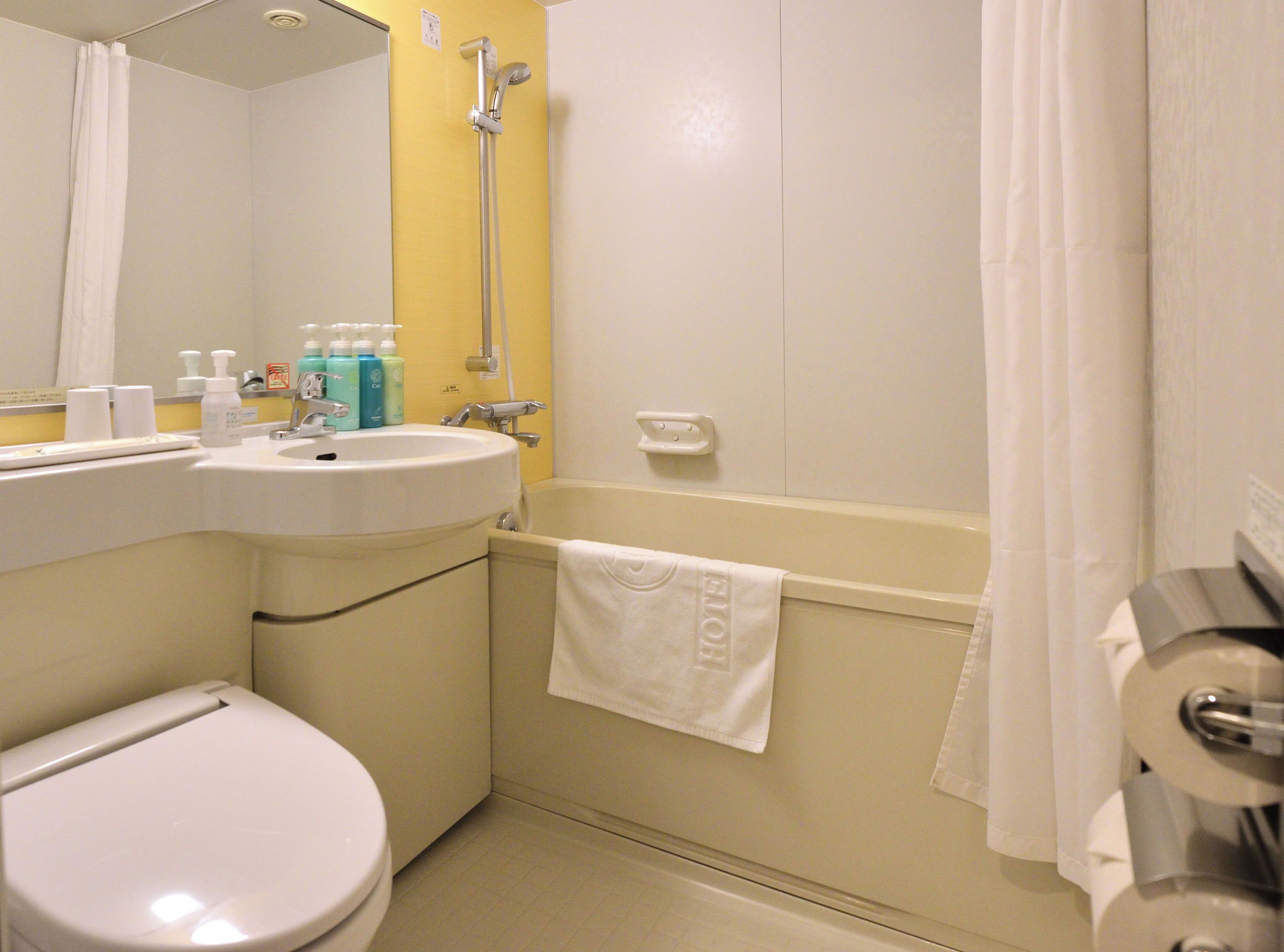 combined shower/bathtub, deep-soaking bathtub, free toiletries