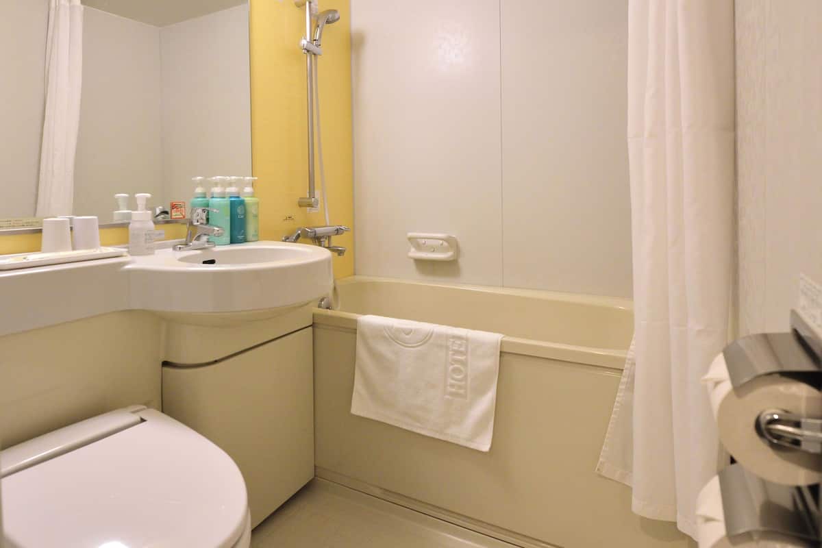 combined shower/bathtub, deep-soaking bathtub, free toiletries