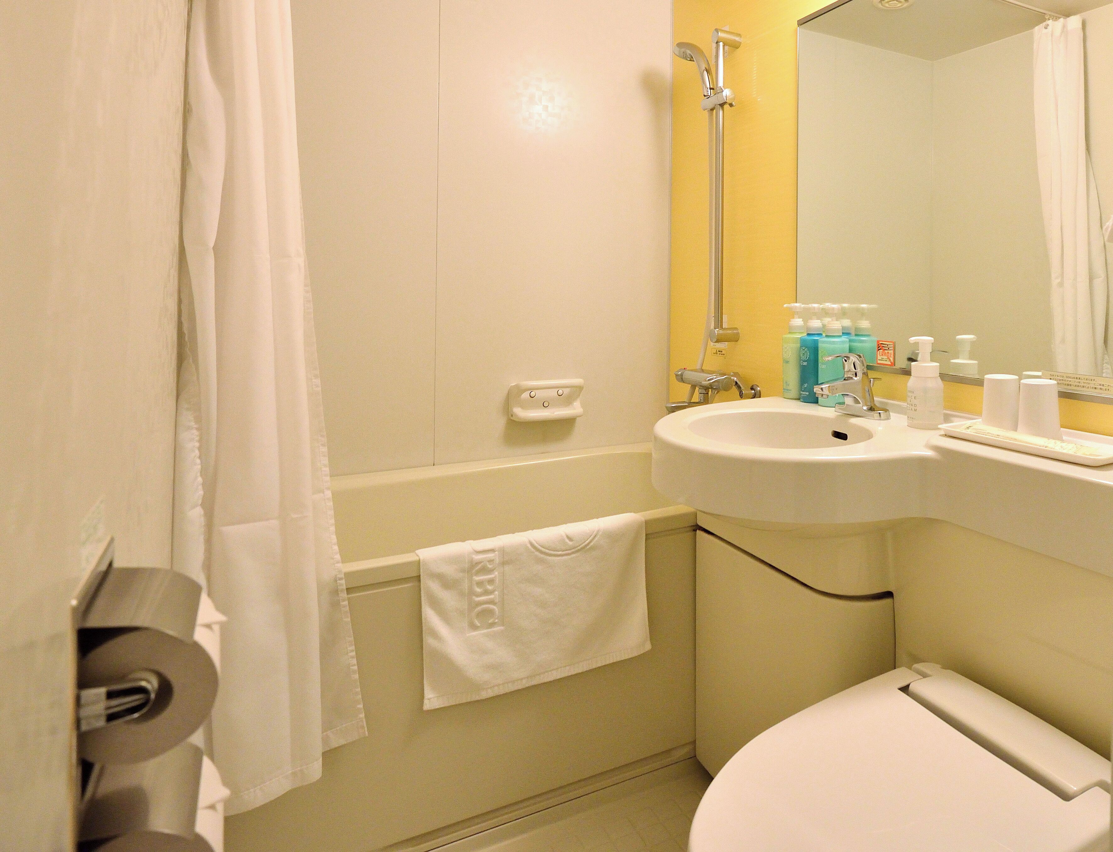 combined shower/bathtub, deep-soaking bathtub, free toiletries