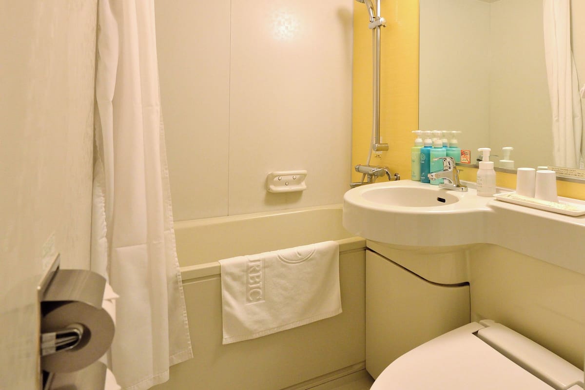 combined shower/bathtub, deep-soaking bathtub, free toiletries