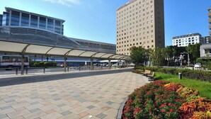 Um edifício moderno com galeria coberta e área de estacionamento.