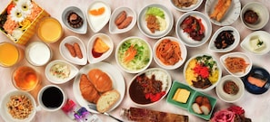 Petit déjeuner buffet (1300 JPY par personne)