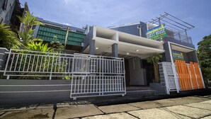 Property entrance - Athaya Guest House (Depok)