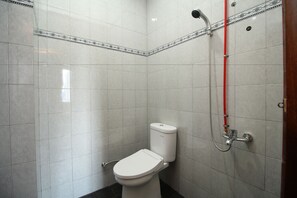 Standardzimmer | Badezimmer | Dusche, Handtücher