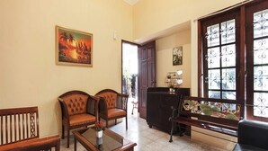 LCD TV - Athaya Guest House (Depok)