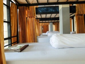 Dormitorio compartido básico, solo para hombres, 2 baños | Escritorio y wifi gratis 