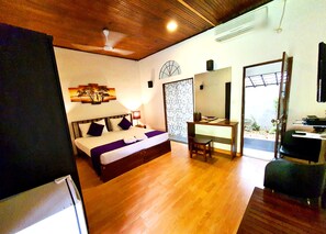 Deluxe Room, Private Bathroom, Garden View | In-room safe, desk, soundproofing, iron/ironing board - Pavana Hotel (Negombo)