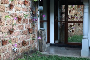 Deluxe Room, Private Bathroom, Garden View | In-room dining - Pavana Hotel (Negombo)