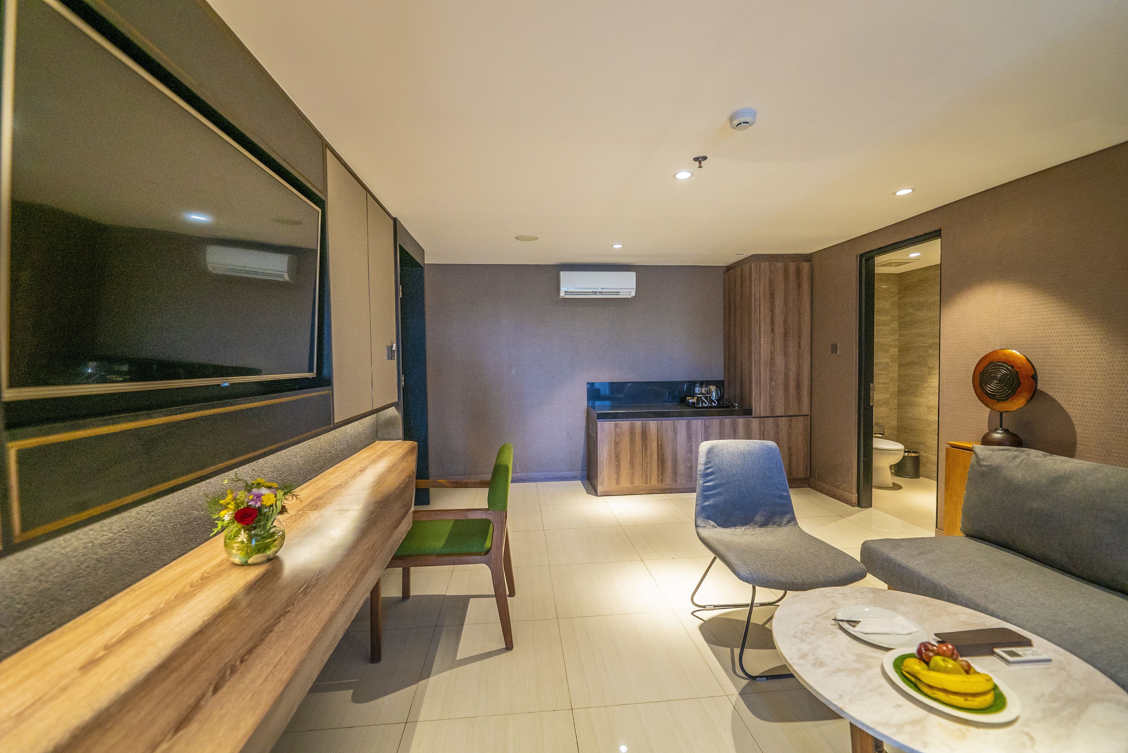 executive suite room with balcony | living area | 42-inch flat-screen tv with cable channels, tv