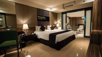 Executive Suite Room with Balcony | Seprai premium, minibar, brankas, dan meja kerja