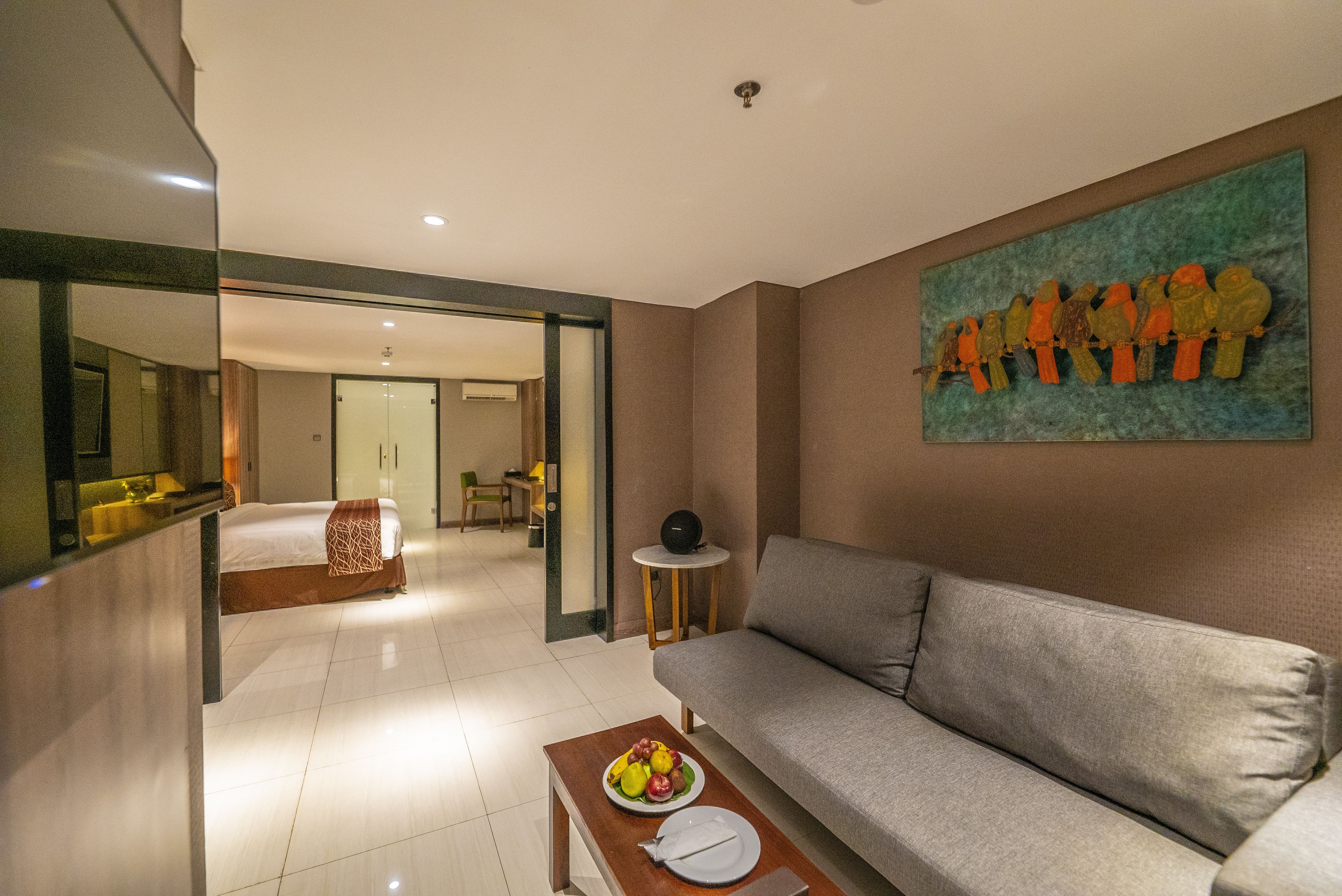 executive suite room with balcony | living area | 42-inch flat-screen tv with cable channels, tv