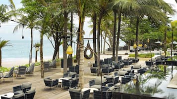 2 か所のレストラン、朝食、ランチ、ディナーに営業 (多国籍料理)