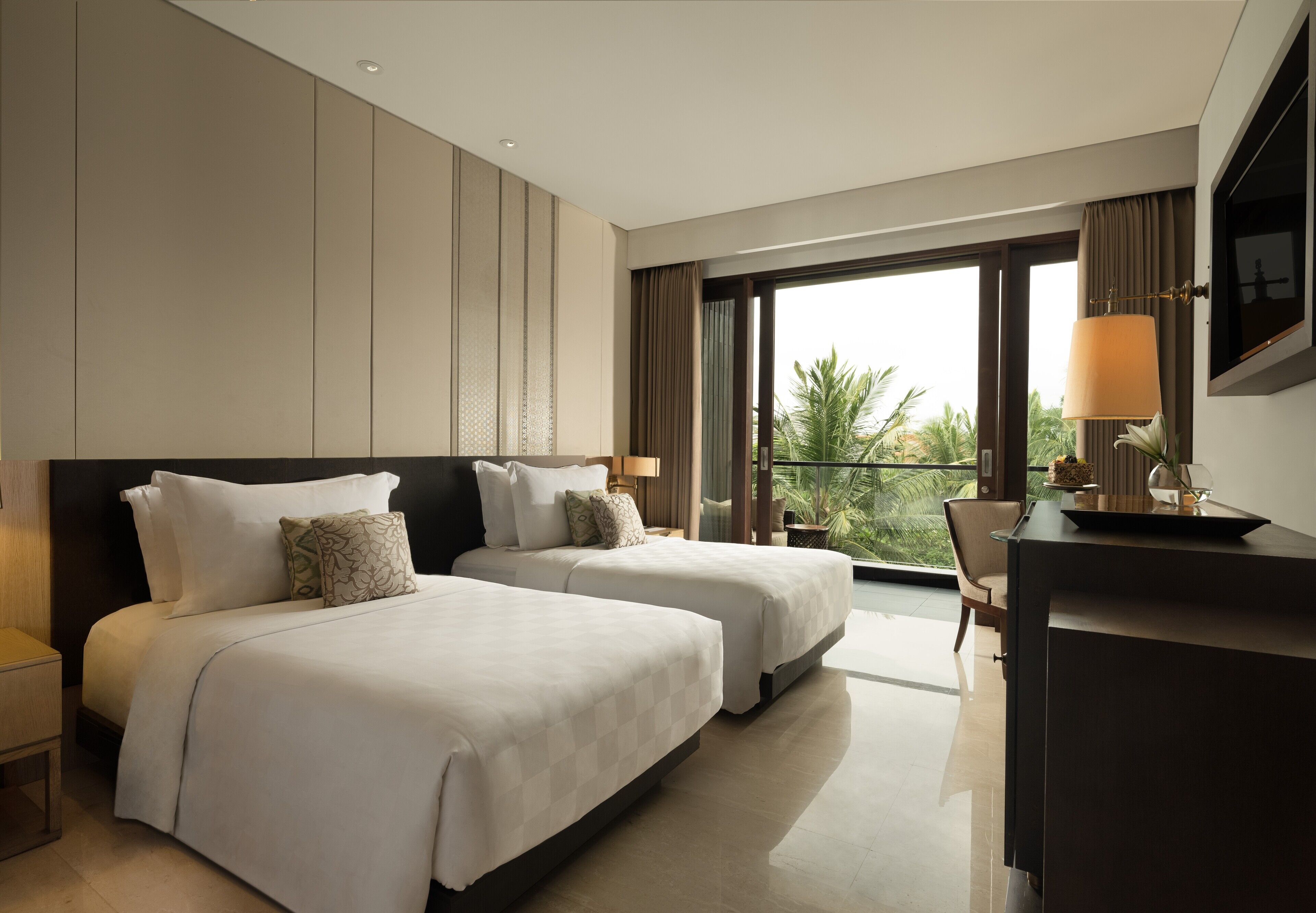 Minibar, caja de seguridad en la habitación y escritorio 