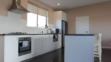 Full-size fridge, microwave, oven, stovetop