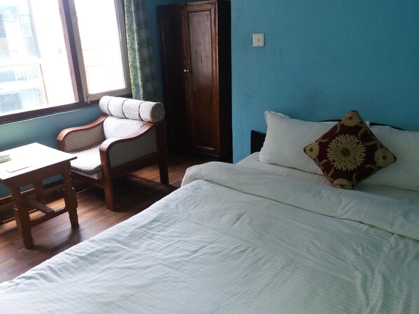 Shower, towels - King's Land Hotel (Kathmandu)