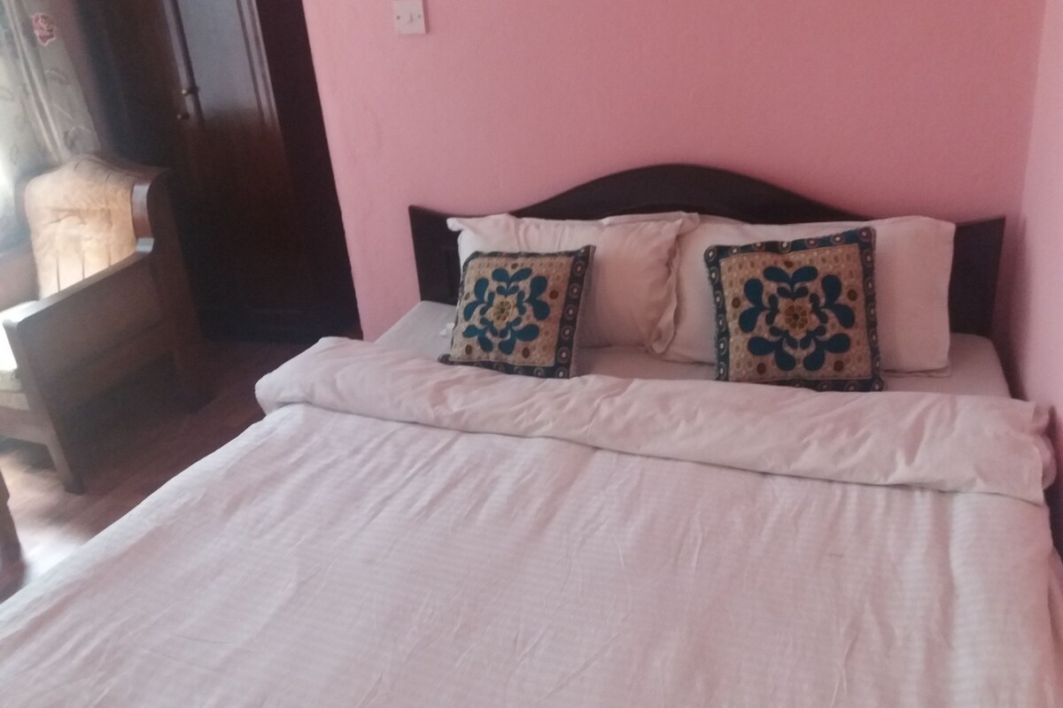 Desk, rollaway beds (surcharge), WiFi (free)
