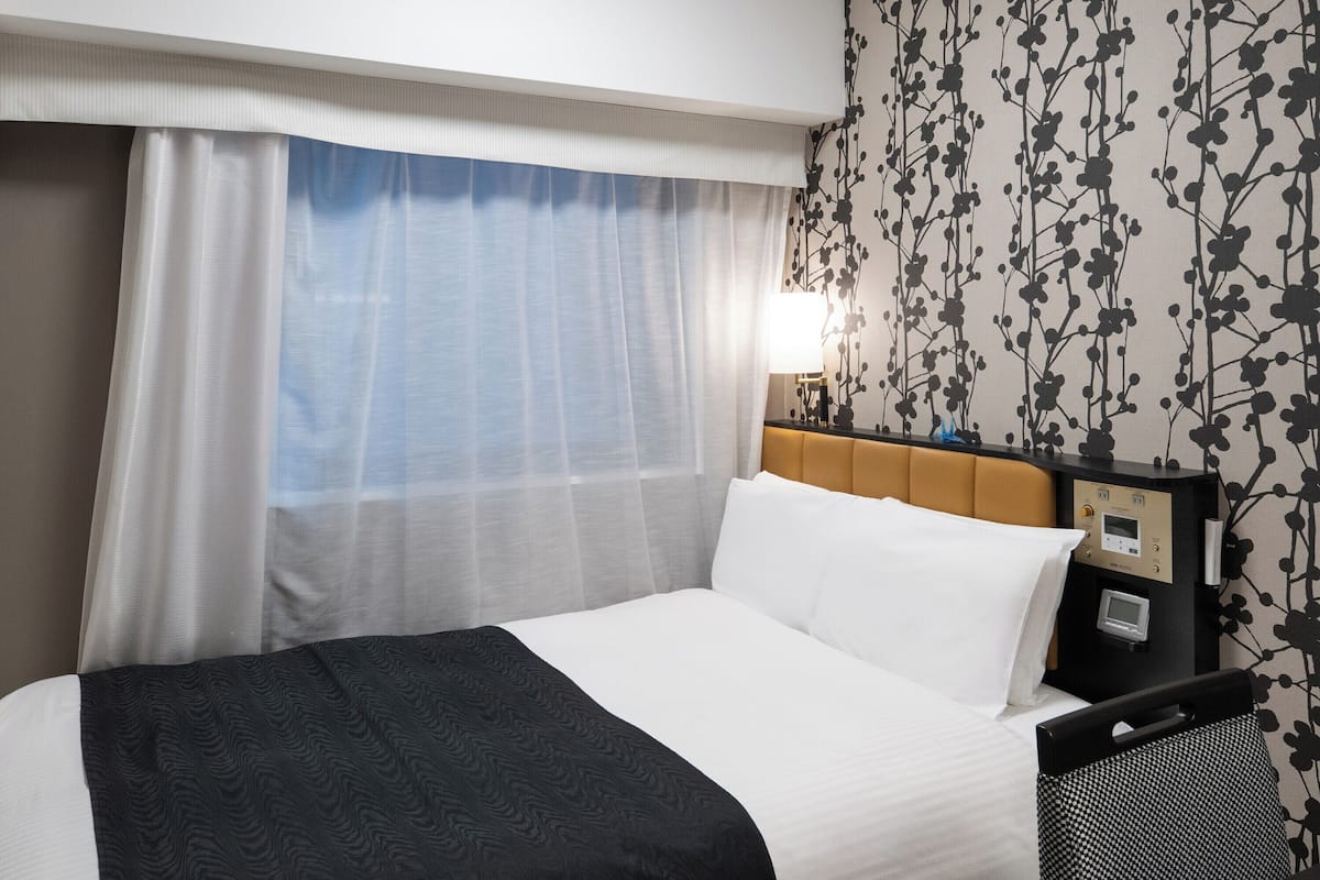 Premium bedding, in-room safe, desk, laptop workspace