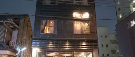 Fachada de la propiedad por la tarde o noche