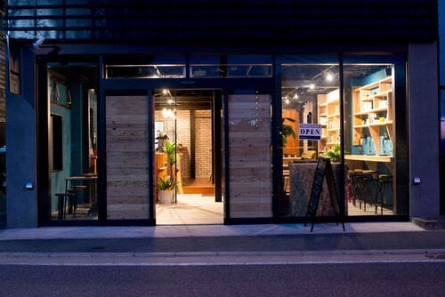 TONAGI Hostel and Cafe