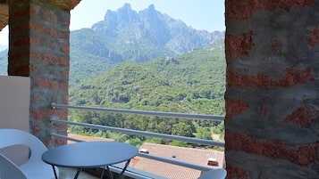 Un balcón con vista a un paisaje montañoso.