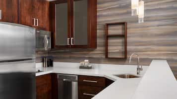 Refrigerador con freezer, microondas, placa de cocina, lavavajillas
