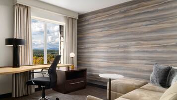 Donzen dekbedden, een bureau, een laptopwerkplek