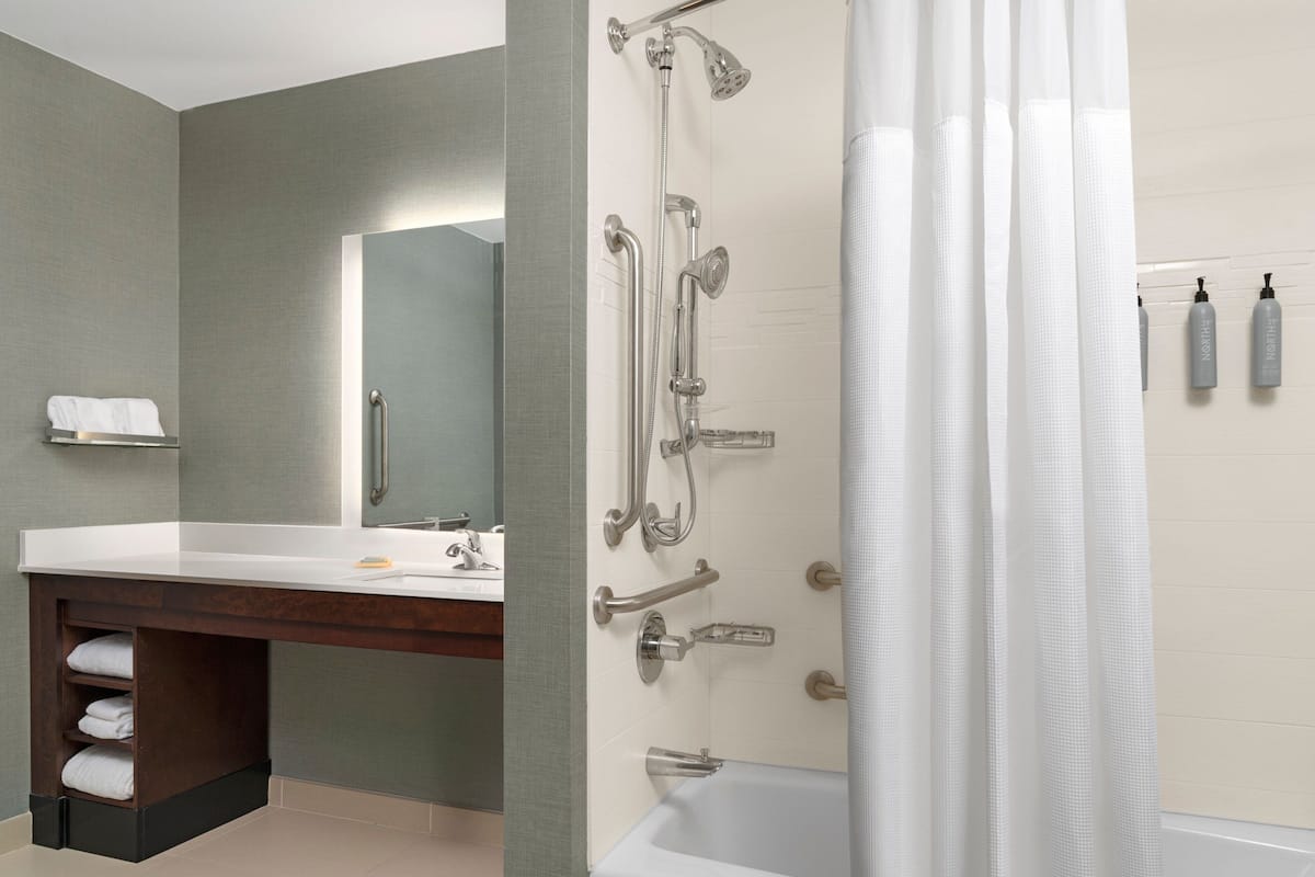 Combined shower/tub, free toiletries, hair dryer, towels