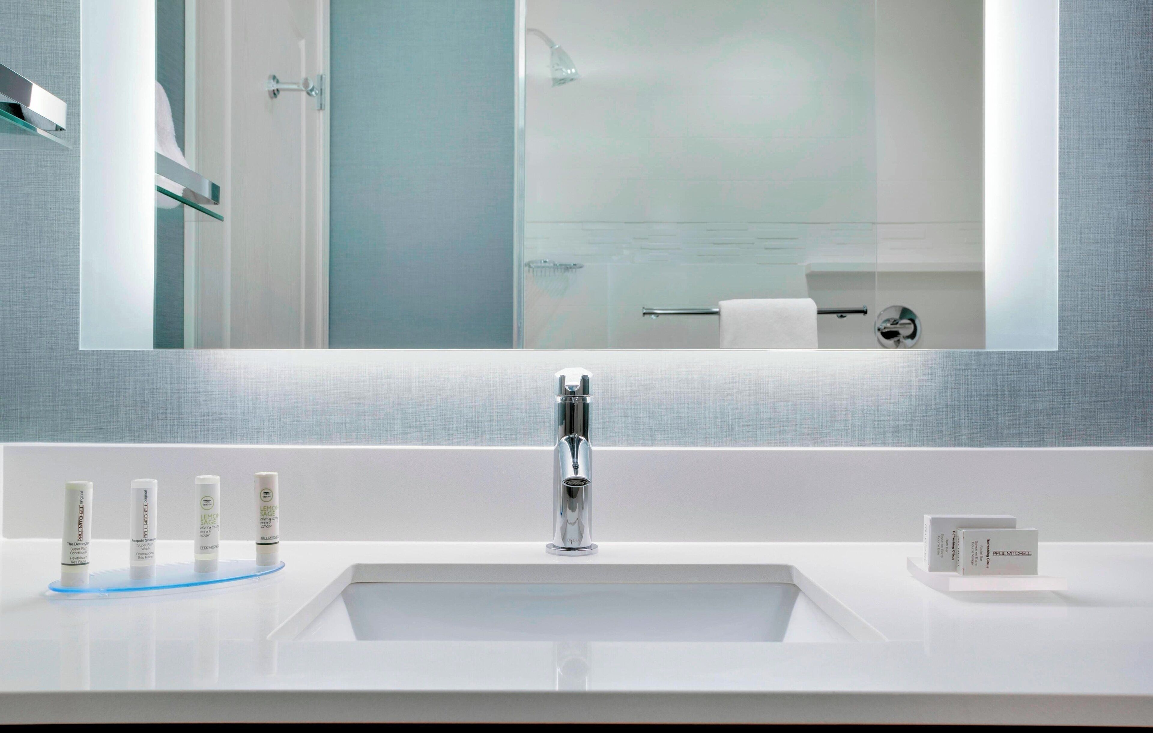 combined shower/bathtub, free toiletries, hair dryer, towels