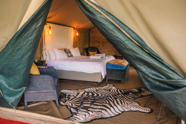 Standard-telttamajoitus, 1 makuuhuone, jokinäköala | Ulkoalueet