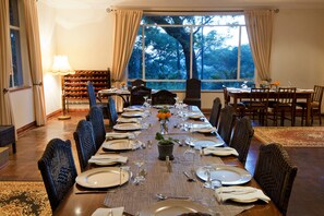 Aamiainen ja lounas; kansainvälinen keittiö, näkymät uima-altaalle 