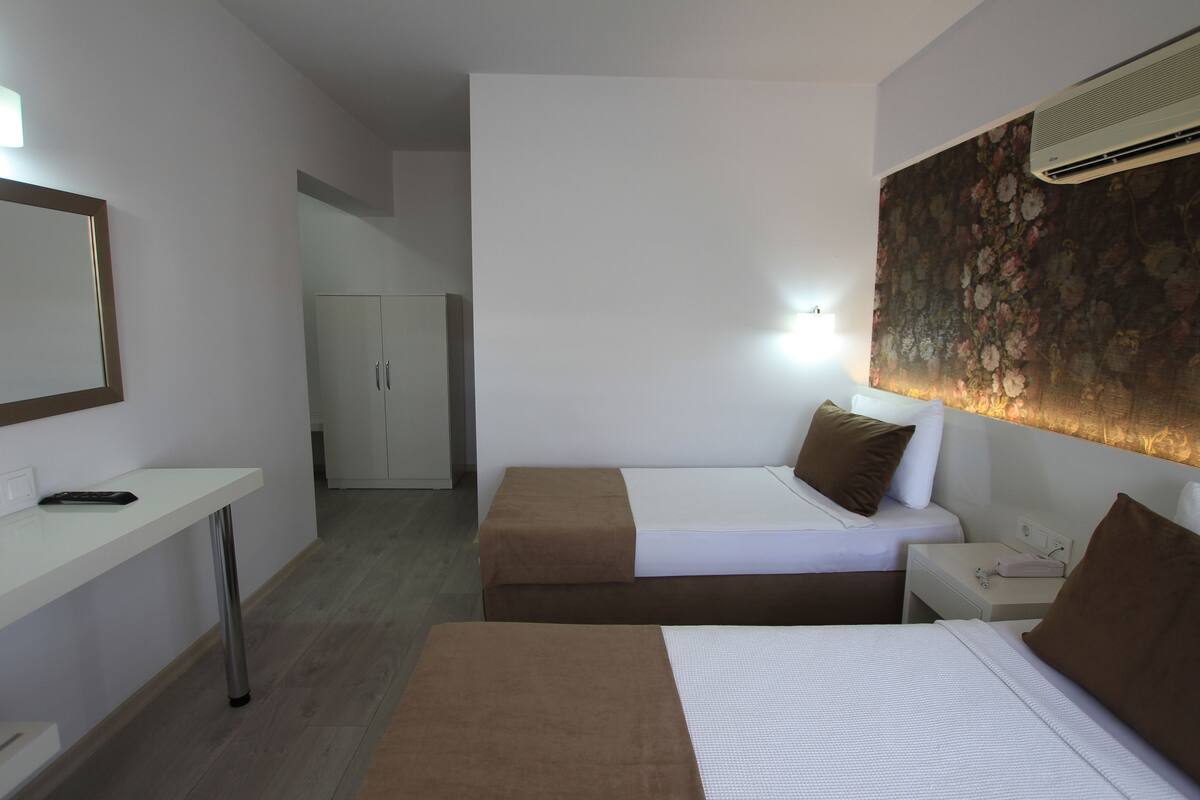 Quarto casal standard de uso individual | Cofres nos quartos, escrivaninha, berços grátis, Wi-Fi de cortesia