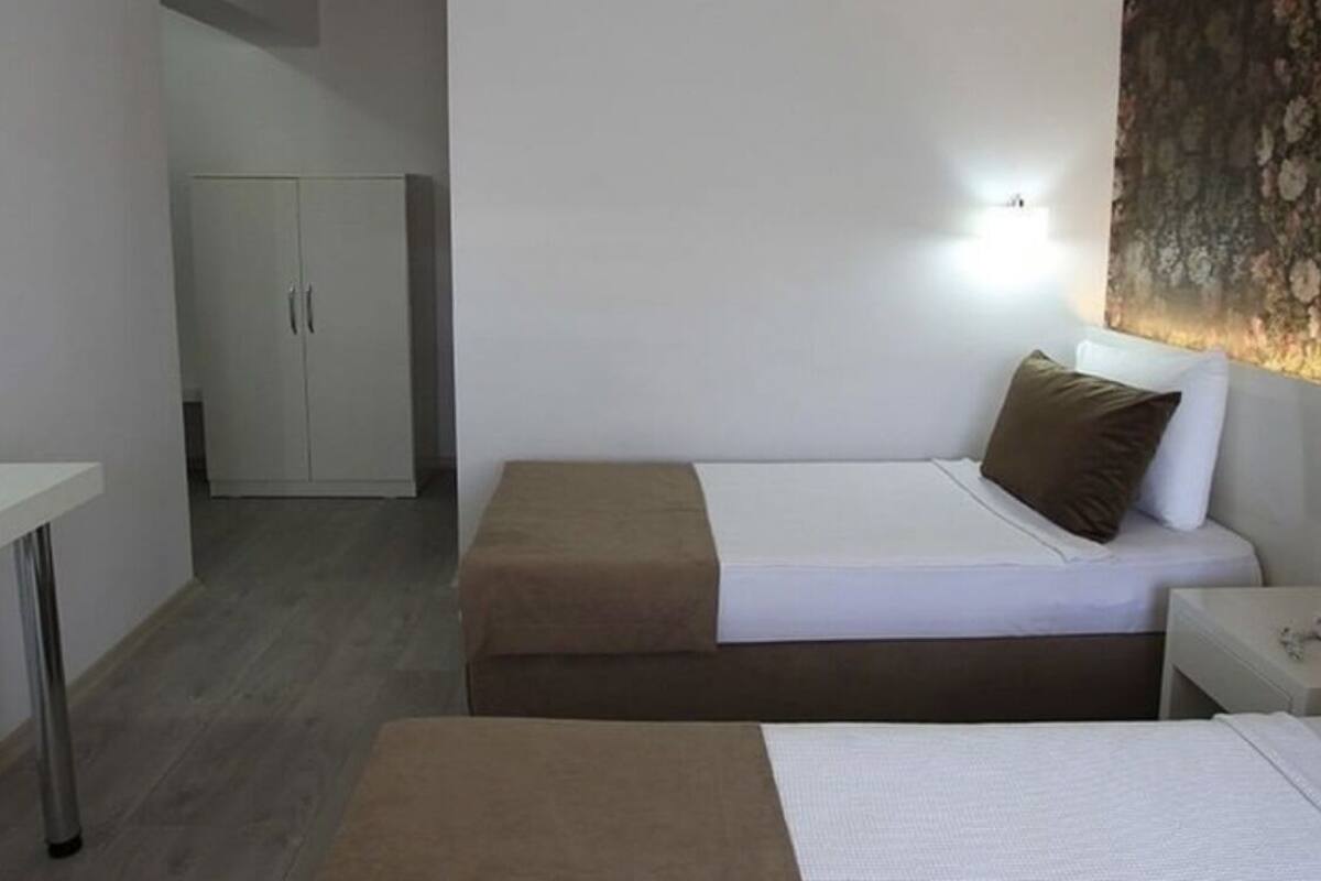 Quarto duplo standard | Cofres nos quartos, escrivaninha, berços grátis, Wi-Fi de cortesia