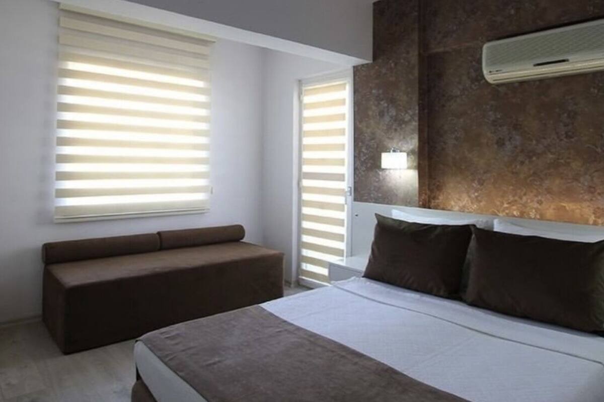 Quarto casal standard | Cofres nos quartos, escrivaninha, berços grátis, Wi-Fi de cortesia