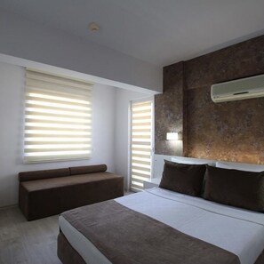 Habitación doble estándar | Caja de seguridad en la habitación, escritorio y cunas gratuitas