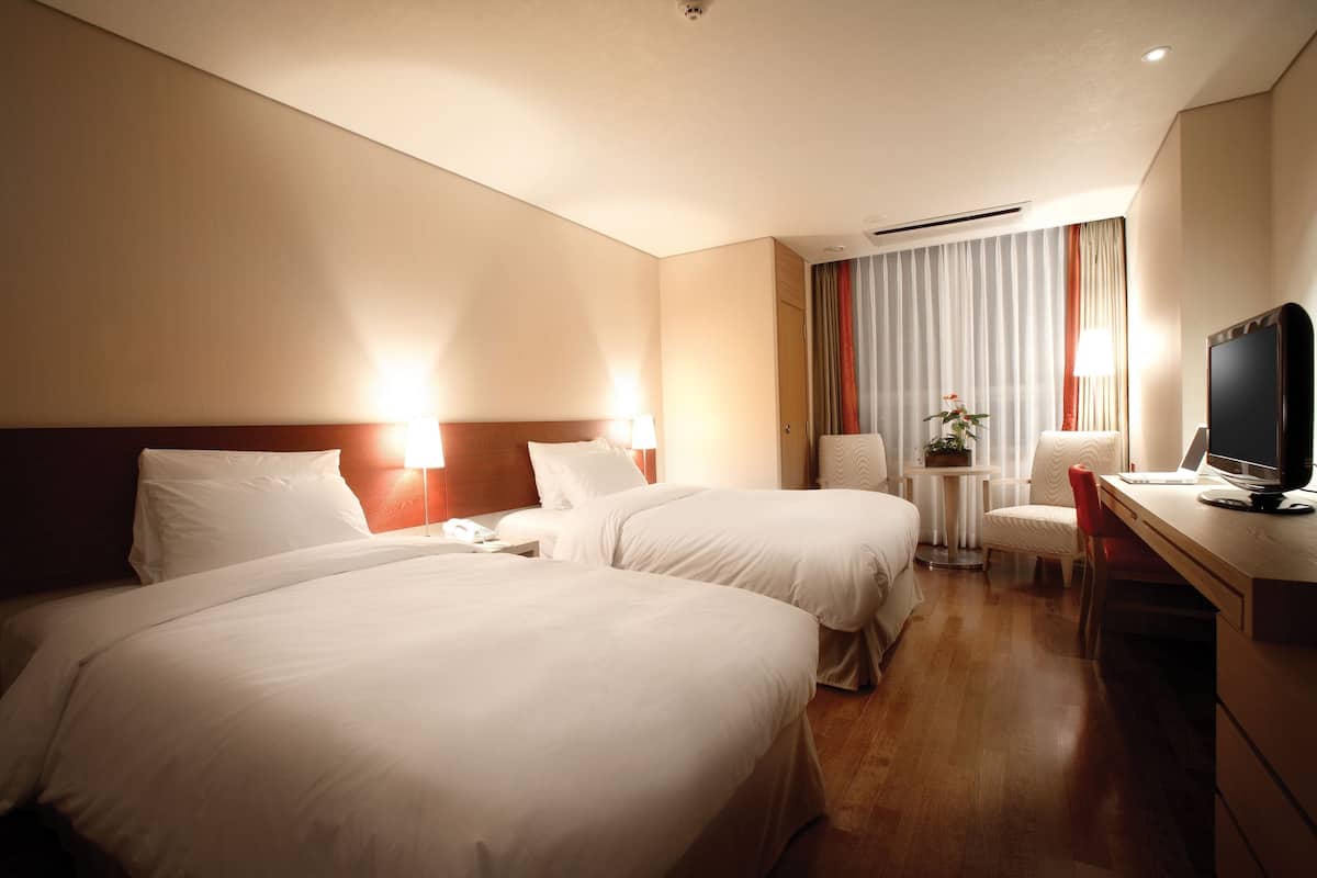 Superior Twin Room (Bigger than most in Seoul ) | In-room safe, desk, free WiFi