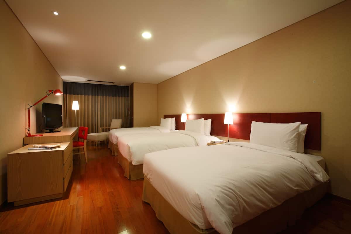Deluxe Triple Room | In-room safe, desk, free WiFi