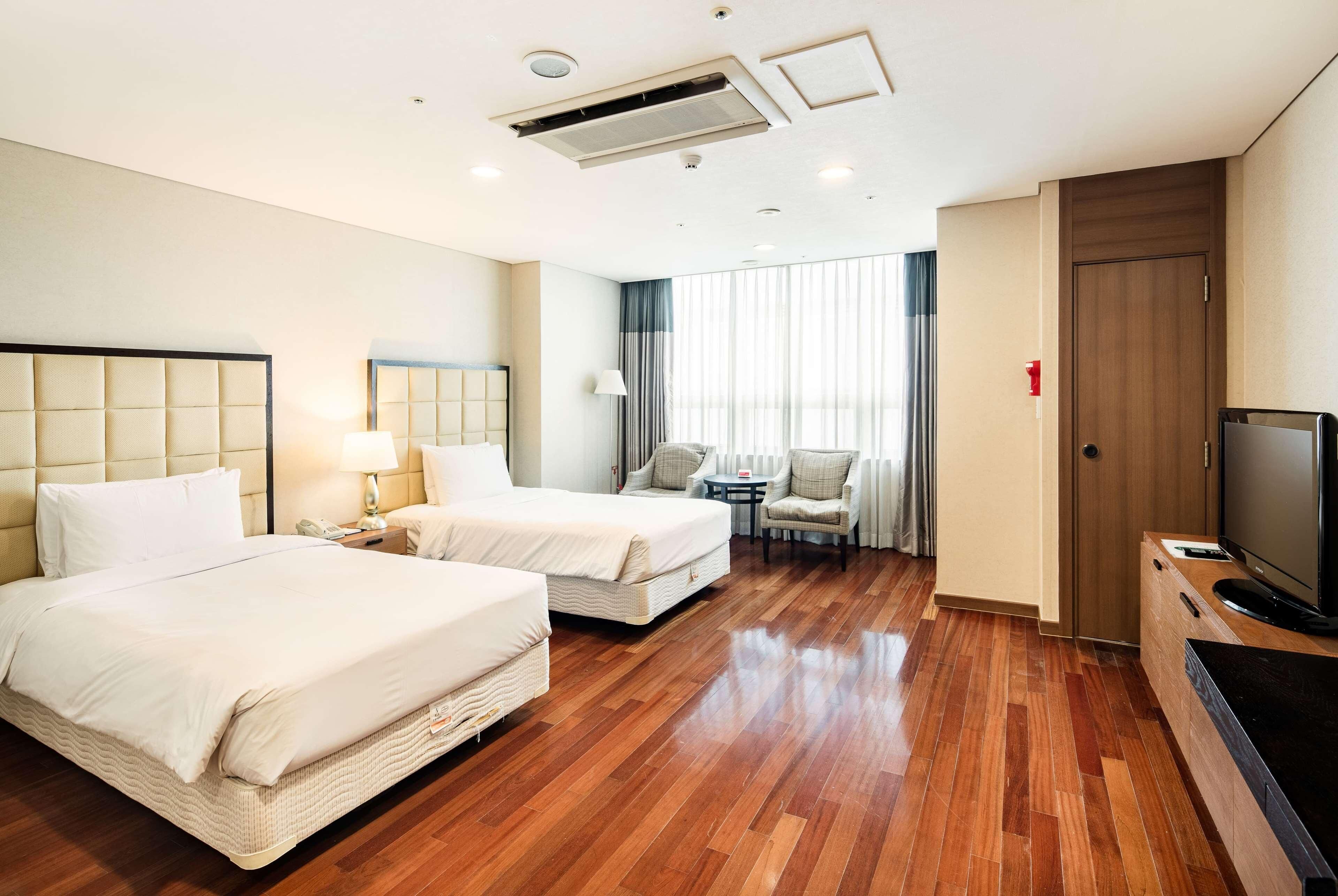 In-room safe, desk, free WiFi