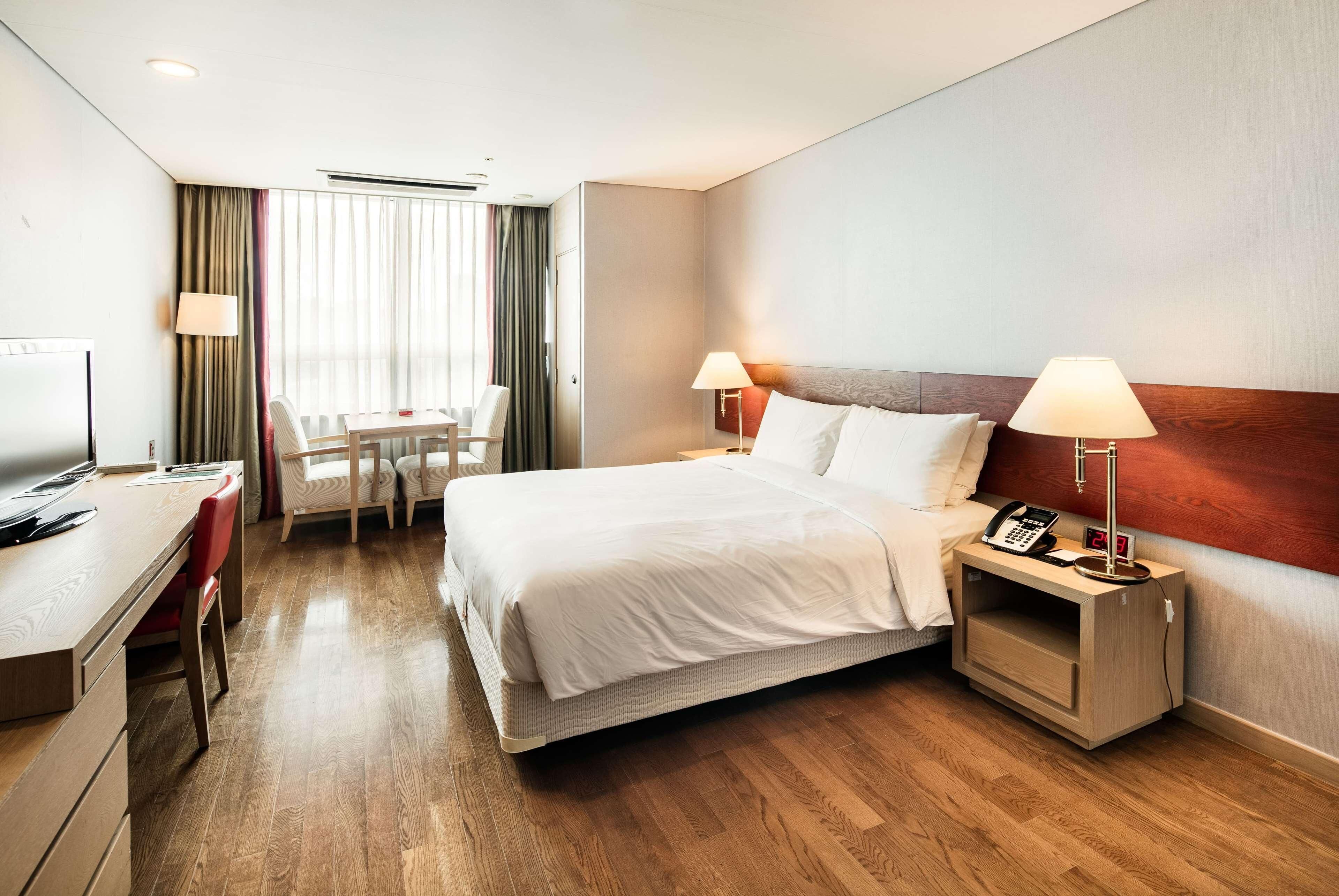 In-room safe, desk, free WiFi