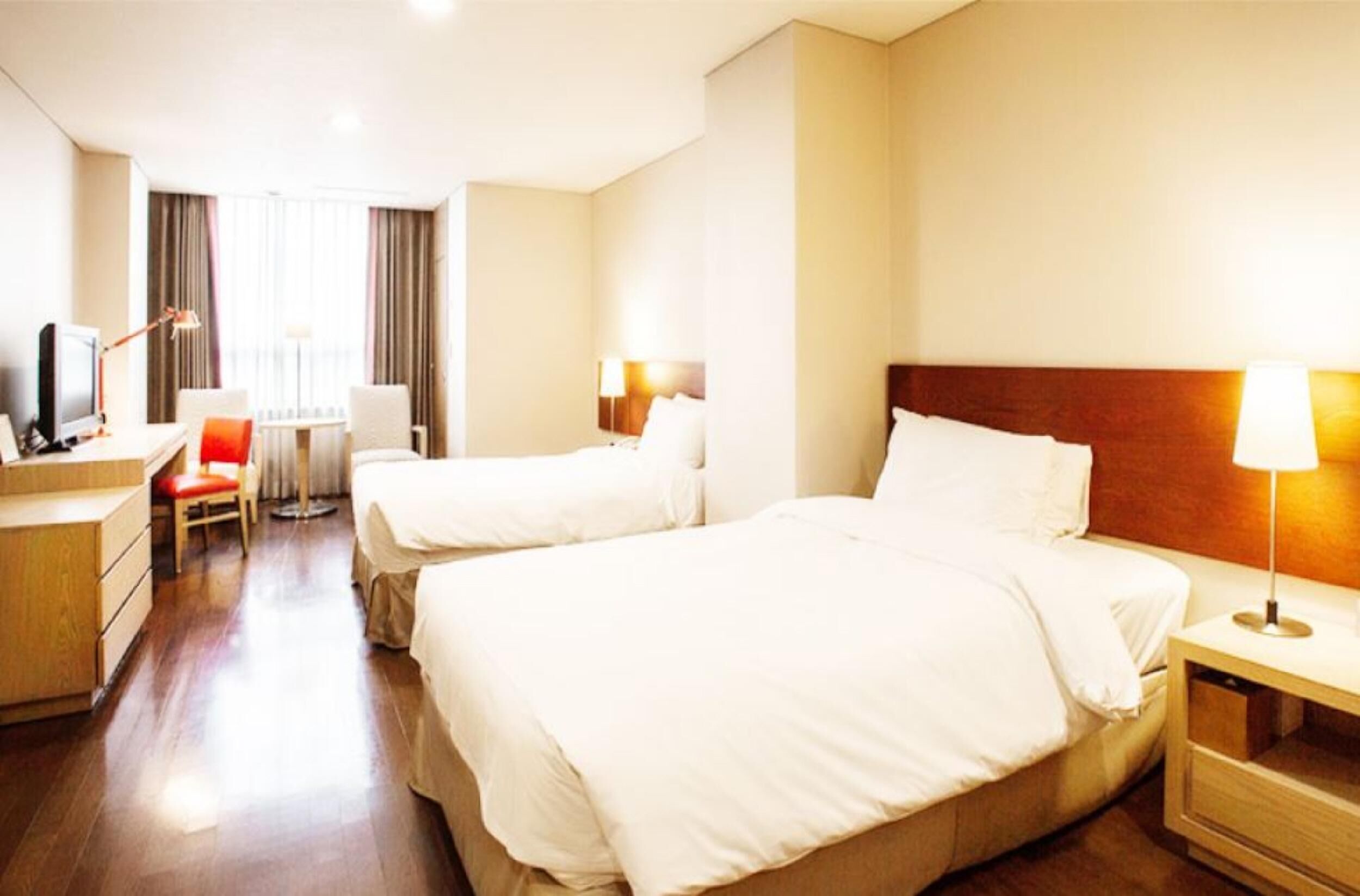 In-room safe, desk, free WiFi