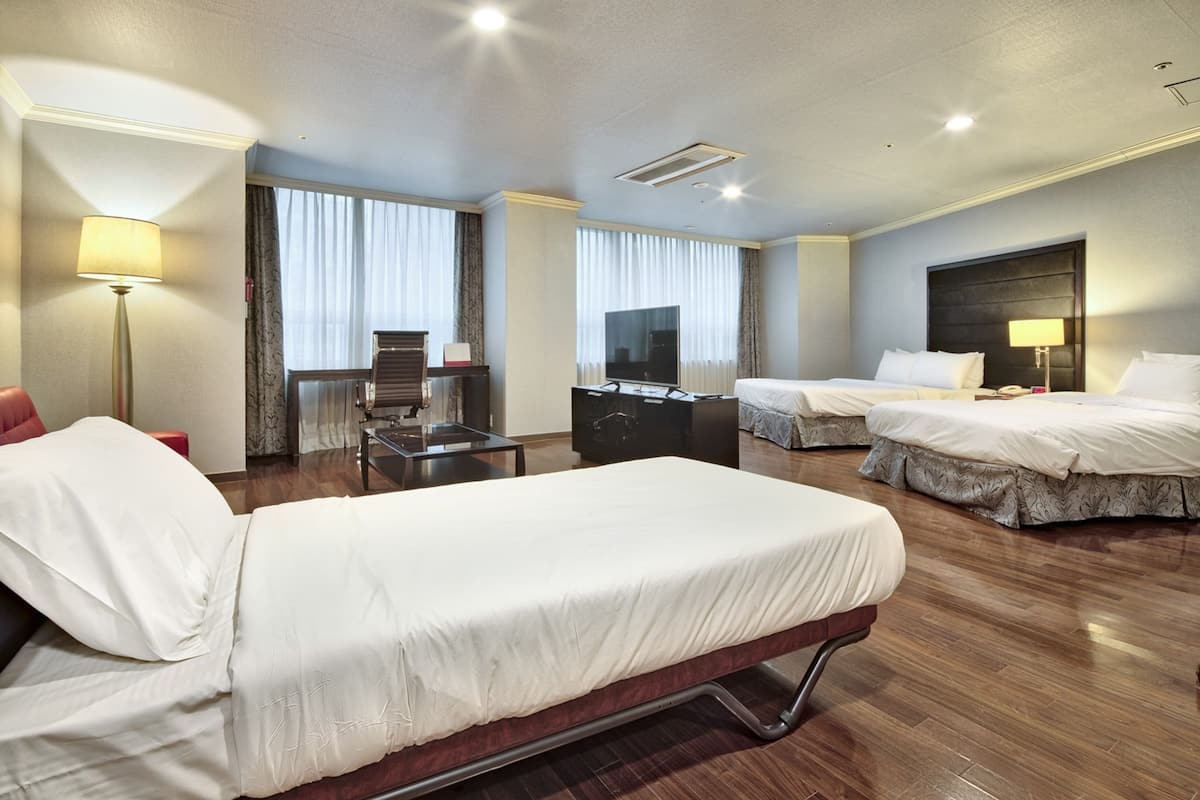 Quadruple Room | In-room safe, desk, free WiFi
