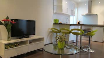 Standard apartman, 2 hálószobával | Nappalirész | Síkképernyős tévé