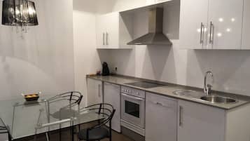 Prémium apartman, 2 hálószobával | Privát konyha | Hűtőszekrény, mikrohullámú sütő, sütő és főzőlap