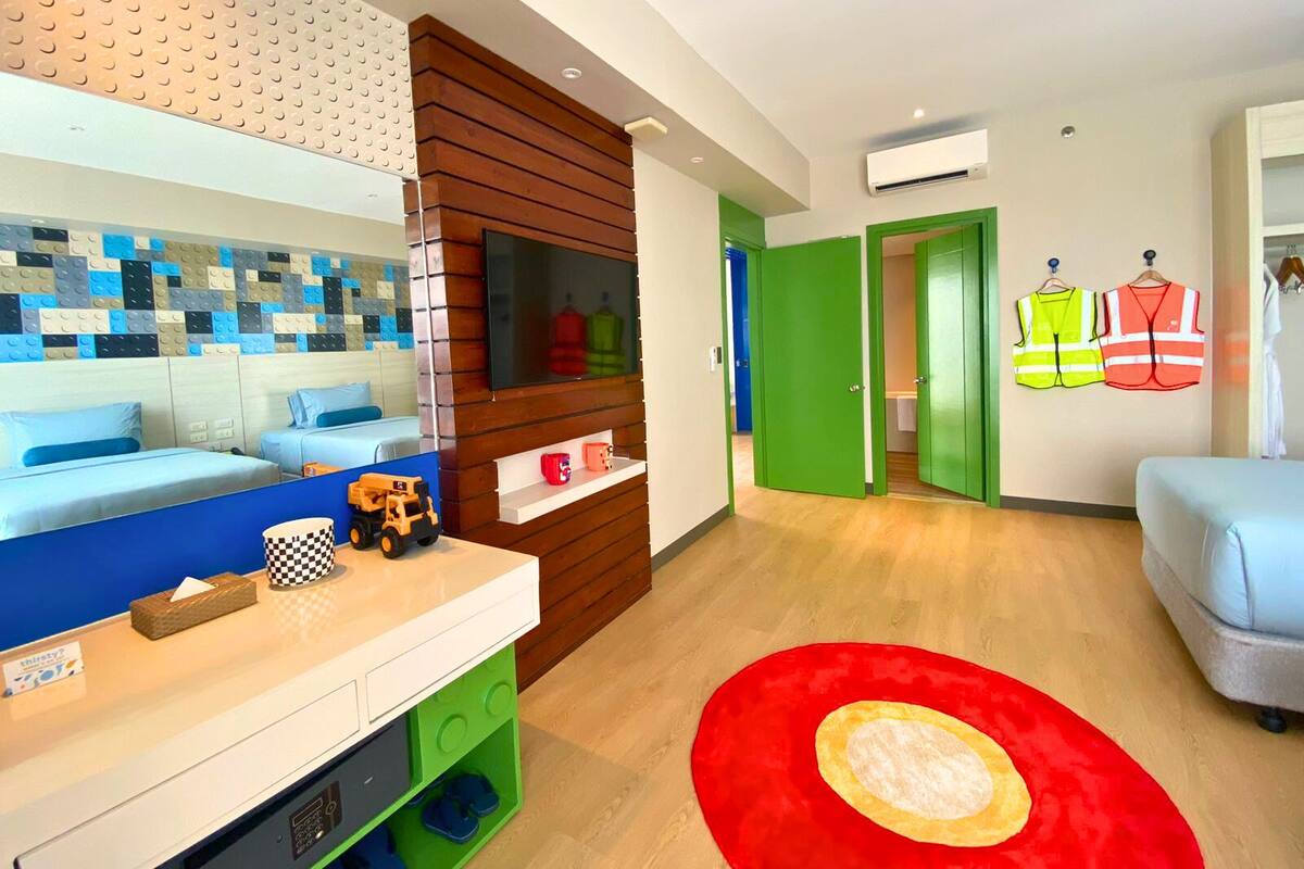 Habitación | Caja de seguridad en la habitación y escritorio 