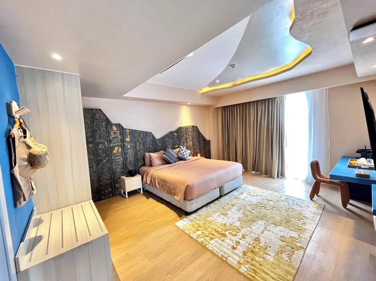 Room | In-room safe, desk, laptop workspace, blackout curtains