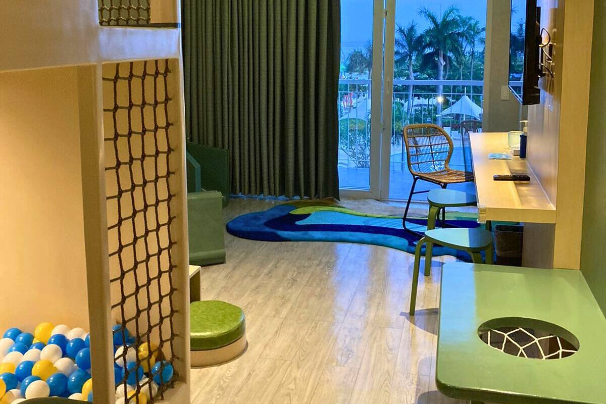 Habitación, vista al océano | Caja de seguridad en la habitación y escritorio 