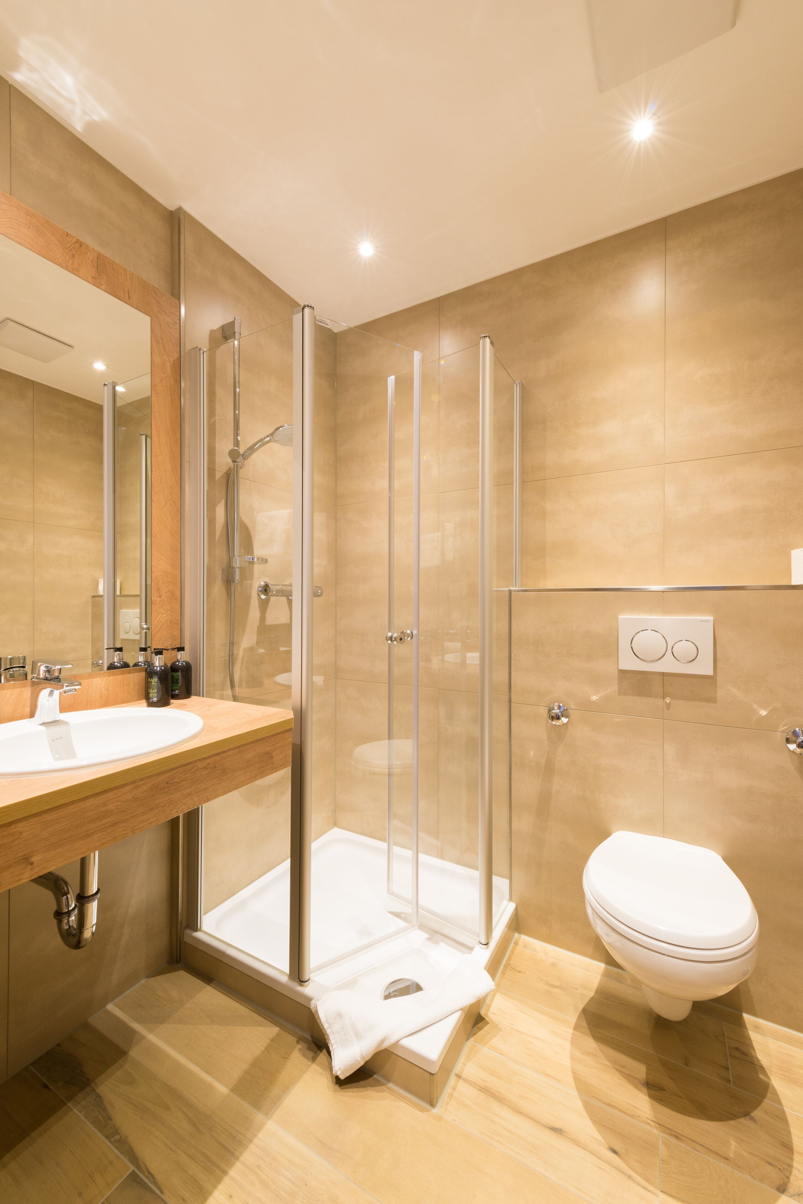 deluxe single room | bathroom | shower, free toiletries, hair dryer, towels